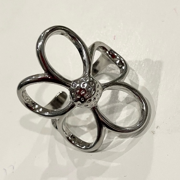 Elegant Silver Flower Ring - Picture 6 of 6